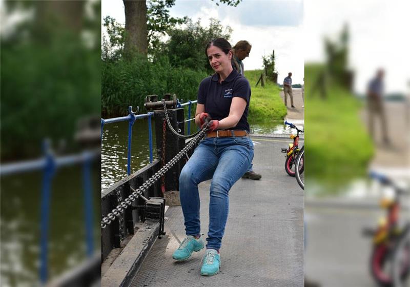 Mit Kraft und Kalli über die Oste Um die 100 Jahre alte Prahmfähre an der Kette und mit Unterstützung der Strömung in Gräpel über die Oste zu ziehen, muss sich TAGEBLATT-Redakteurin Grit Klempow ins Zeug legen. Fotos: Beneke