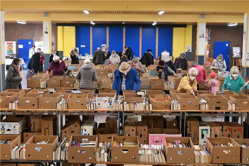 Förderverein der Freiburger Bücherei bietet 10.000 Medien an Um die 10.000 Medien sind gut sortiert in der Schulaula im Angebot.