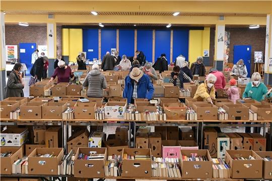 Um die 10.000 Medien sind gut sortiert in der Schulaula im Angebot.