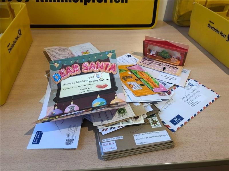 Um die 2500 Briefe an den Weihnachtsmann im Christkinddorf Himmelpforten kommen aus Taiwan. Fotos: Klempow
