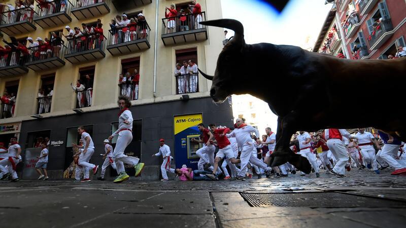 Dutzende Verletzte bei Stierhatzen in Spanien Um die 600 Kilogramm schwere Muskelpakete, bis zu 40 Sachen schnell und nicht zum Spaßen aufgelegt - Kampfstiere bei den berühmten und umstrittenen Stierhatzen im nordspanischen Pamplona.