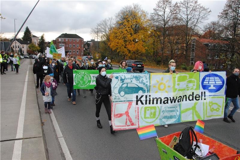 Aktivisten nehmen den Klimagipfel aufs Korn Um die 80 Demonstranten zogen am Freitagnachmittag durch die Stader Innenstadt. Foto: Stief
