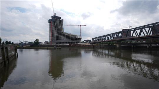 Um die Bauruine Elbtower zu retten, will die Stadt nun das Naturkundemuseum in dem Gebäude unterbringen und so den Weiterbau ermöglichen. (Archivbild)