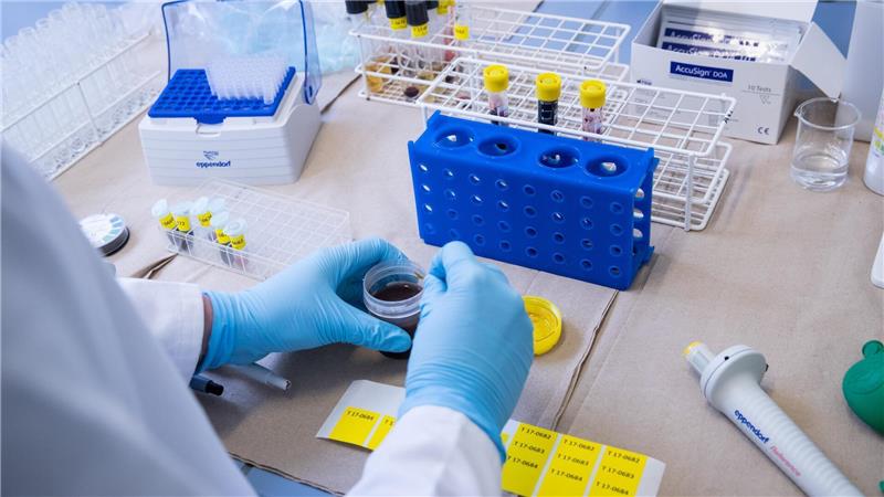 Um die Identität einer Leiche festzustellen, bedienen sich Rechtsmediziner einer Reihe von Techniken, unter anderem kann aus Gewebe ein DNA-Profil erstellt werden. Foto: picture alliance/Christian Charisius/dpa