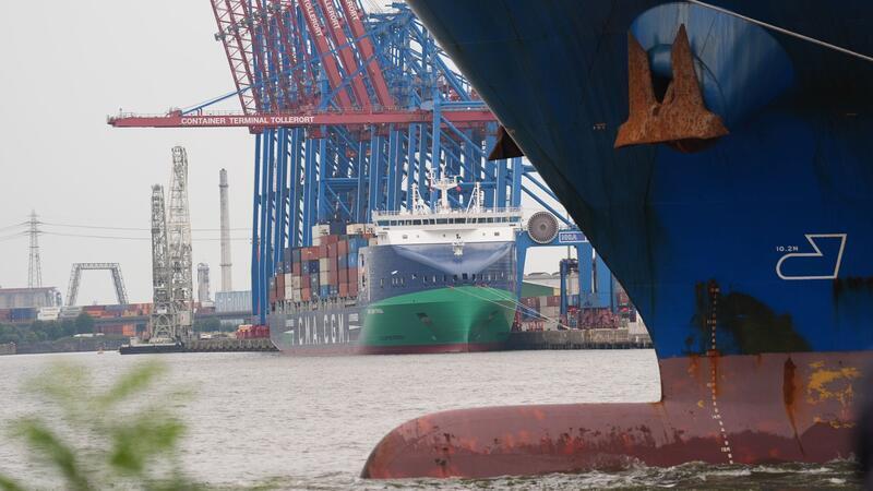 Seehäfen melden 15 Milliarden Euro Investitionsbedarf an Um die Infrastruktur der deutschen Seehäfen zu sanieren und auszubauen, braucht es laut Branchenverband 15 Milliarden Euro vom Bund (Archivbild).