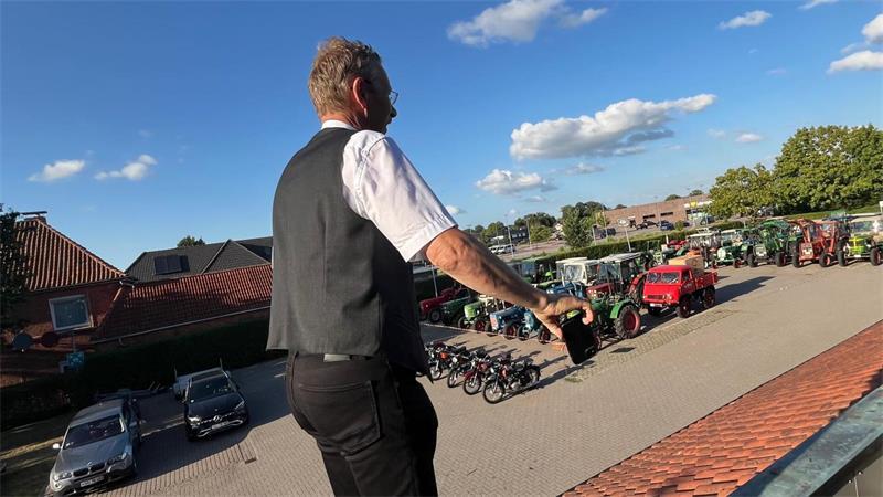 Um die Oldtimer zu fotografieren, steigt Klaus-Dieter Bockelmann sogar aufs Dach.