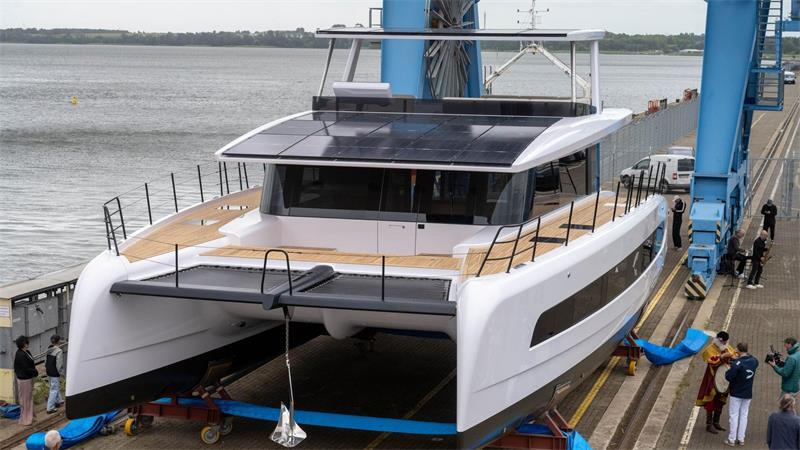 Um die „Pioneer One“ gleich auch per Kran ins Wasser zu lassen, war es zu windig.