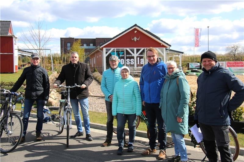 Schinnerweg zwischen Bliedersdorf und Nottensdorf soll verlängert werden Um die V erlängerung des Schinnerwegs geht es der AG „Grün + Wege“. Die Mitglieder trafen sich in Postmoor zu einer Ortsbegehung per Rad mit Bliedersdorfs Bürgermeister Tobias Terne (2. von links) und AG-Sprecher Volker Dammann (rechts). Fo
