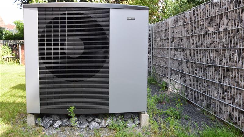 100.000 Euro für Heizplan: Das bedeutet es für Ihre Heizung Um die klimaneutrale Wärmeversorgung geht es bei der kommunalen Wärmeplanung. Das Foto zeigt den sichtbaren Teil einer Wärmepumpe auf einem Grundstück der Buxtehuder Wohnungsbaugenossenschaft.