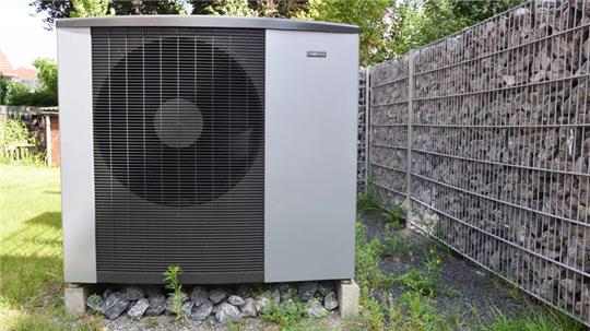 Um die klimaneutrale Wärmeversorgung geht es bei der kommunalen Wärmeplanung, mit der die Stadt Buxtehude begonnen hat. Das Foto zeigt eine Wärmepumpe auf einem Grundstück der Buxtehuder Wohnungsbaugenossenschaft.
