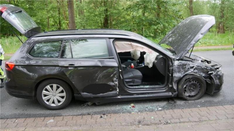 Um die schwer verletzte Beifahrerin aus dem demolierten Taxi zu befreien, mussten Einsatzkräfte der Feuerwehr die stark beschädigte Beifahrertür mit einem Halligan-Tool entfernen.