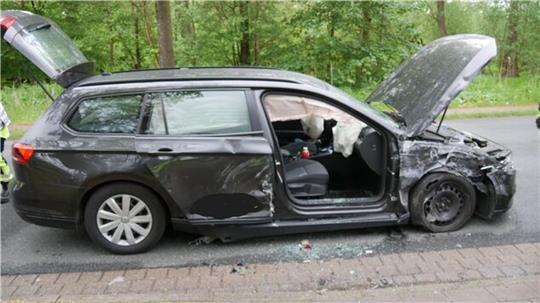 Um die schwer verletzte Beifahrerin aus dem demolierten Taxi zu befreien, mussten Einsatzkräfte der Feuerwehr die stark beschädigte Beifahrertür mit einem Halligan-Tool entfernen.