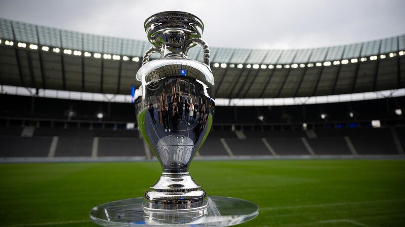  Der EM-Pokal steht während einer Präsentation im Berliner Olympiastadion, dem Austragungsort des Endspiel