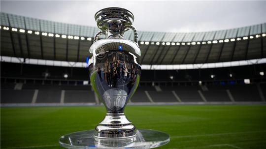  Der EM-Pokal steht während einer Präsentation im Berliner Olympiastadion, dem Austragungsort des Endspiel