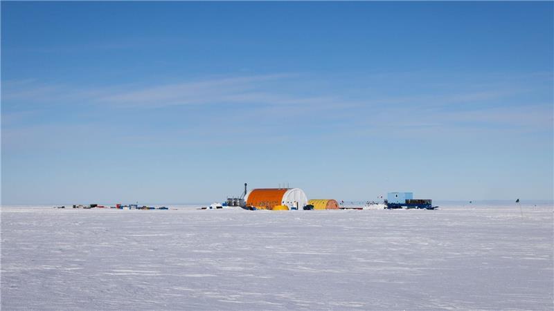 Warum Forscher Hunderte Meter tief in die Antarktis bohren Um ein Camp an dem abgelegenen Ort aufzuschlagen, war schweres Gerät nötig.