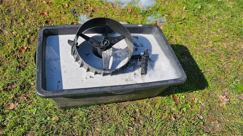 Ungewöhnlicher Alarm am Kreidesee Hemmoor Um ein erneutes Wiederaufflammen des Akkus nachhaltig zu verhindern, wird der Tauchscooter in eine mit Wasser gefüllte Wanne gelegt und gekühlt.