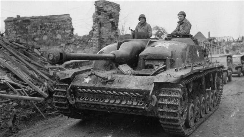 Sensationsfund in Nordholz: Bagger legt alten Wehrmachtpanzer frei Um ein solches oder ähnliches Fahrzeug handelt es sich (das Stug III wurde in mehreren Varianten erbaut): ein von der US-Army erbeuteter deutscher Stug-III-Panzer mit amerikanischen Hoheitszeichen.