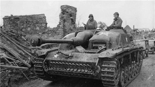 Um ein solches oder ähnliches Fahrzeug handelt es sich: ein von der US-Army erbeuteter deutscher Stug-III-Panzer mit amerikanischen Hoheitszeichen.