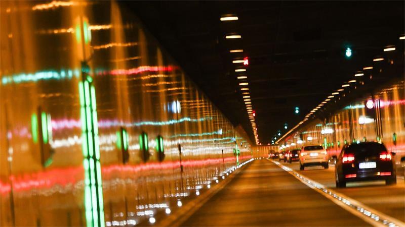 Um gefährliche Staus im Elbtunnel zu vermeiden, werden nur drei der vier vorhandenen Spuren je Fahrtrichtung freigegeben. (Archivbild)