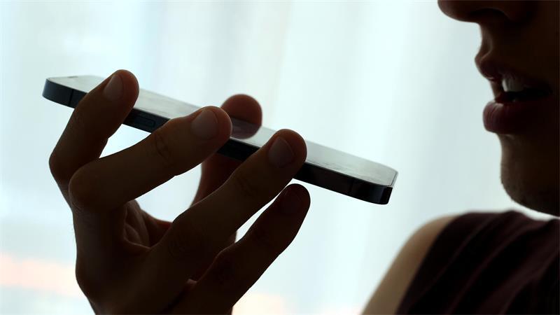 Um im Umgang mit dem Handy die Privatsphäre zu schützen, kann man virtuelle Assistenten sowie Mikrofon-Berechtigungen auch ausstellen.