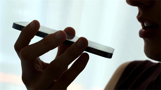 Um im Umgang mit dem Handy die Privatsphäre zu schützen, kann man virtuelle Assistenten sowie Mikrofon-Berechtigungen auch ausstellen.