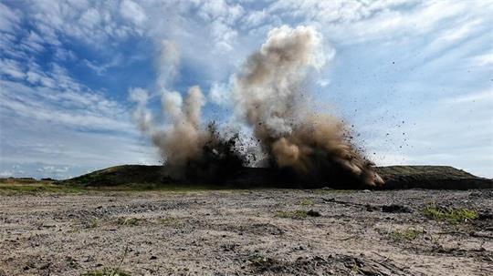 Um in Hochwassernotlagen Deiche zur Entlastung sprengen zu können, trainierten THW-Einsatzkräfte so ein Szenario nun im Landkreis Cuxhaven.