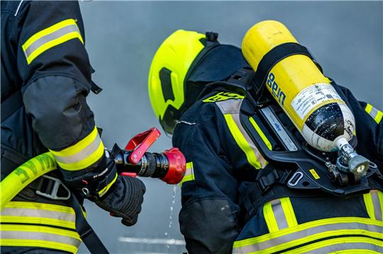 Um in die Obdachlosenunterkunft in Stade-Wiepenkathen zu gelangen, mussten die Feuerwehrleute eine Scheibe der verschlossenen Haustür einschlagen. Symbolfoto: dpa
