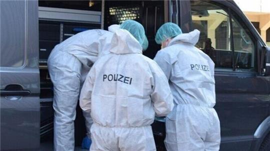 Um keine Spuren zu verfälschen und zu verunreinigen, zieht die Spurensicherung luftdichte Einmal-Anzüge an.