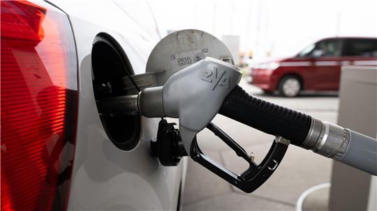 Um knapp 17 Cent sank die Steuer auf Benzin und Diesel - komplett ist dies bisher nicht an den Zapfsäulen angekommen. (Archivbild)