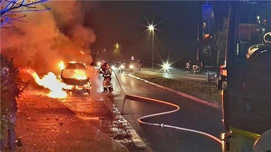 Um kurz nach 6 Uhr geriet das Auto auf dem Obstmarschenweg in Brand.