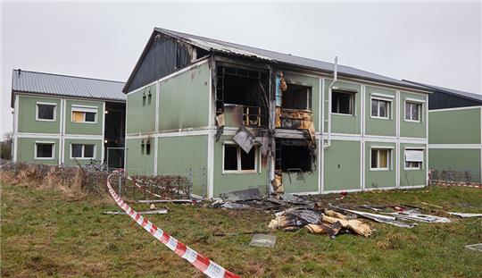Feuer in Geflüchtetenunterkunft - Bewohner festgenommen Um kurz nach Mitternacht war ein erster Brand in einem Container im Erdgeschoss ausgebrochen, insgesamt vier Container wurden unbewohnbar. Die Bewohner hatten noch versucht, das Feuer selbst zu löschen. Verletzt wurde niemand. Foto: Georg Wendt/dpa