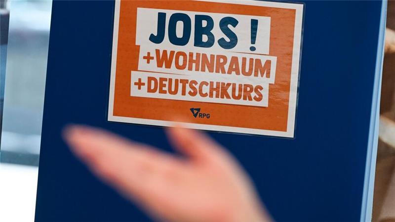 Um mehr Zuwanderer für den Arbeitsmarkt zu gewinnen, müssten Experten zufolge Hürden abgebaut werden (Symbolbild).