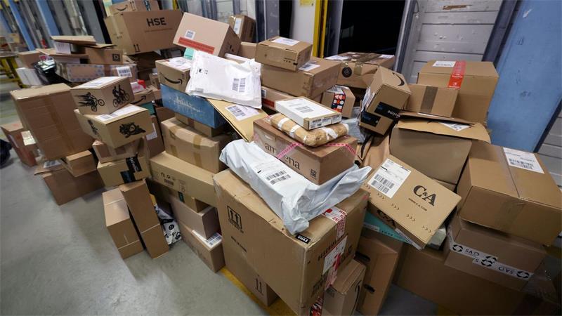 Onlinekäufer schicken so viele Pakete zurück wie nie zuvor Um mit den vielen Retouren fertig zu werden, setzen Händler laut einer Untersuchung des Handelsforschungsinstituts EHI auch auf KI. (Archivbild)