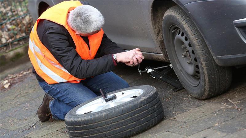 Um selber Reifen zu wechseln, braucht man Platz und Werkzeug.