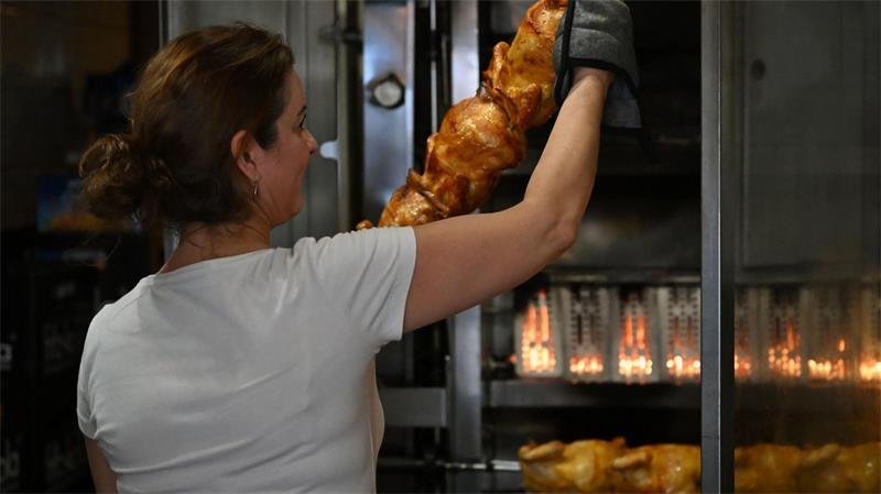 Um sich Pausen zu verschaffen, arbeiten in dem Hühnchen-Imbiss normalerweise zwei Personen. 