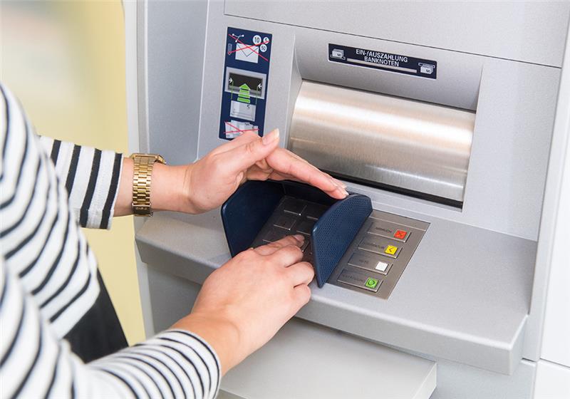 Um sich vor kriminellen Tricks zu schützen, sollte man die PIN am Geldautomaten verdeckt eingeben. Foto: Benjamin Nolte/dpa-tmn