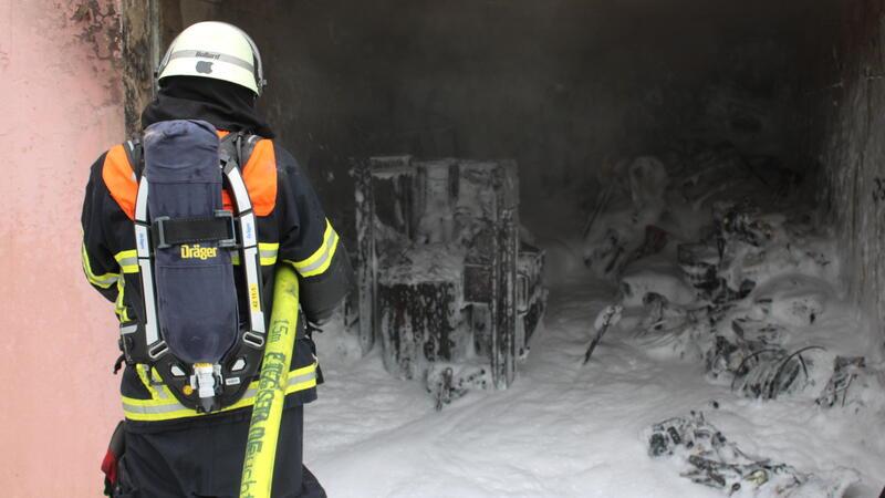 Um zu verhindern, dass das Feuer wieder ausbricht, wurde das Innere der Garage nach dem Löschen mit Schaum überdeckt. Foto: Feuerwehr