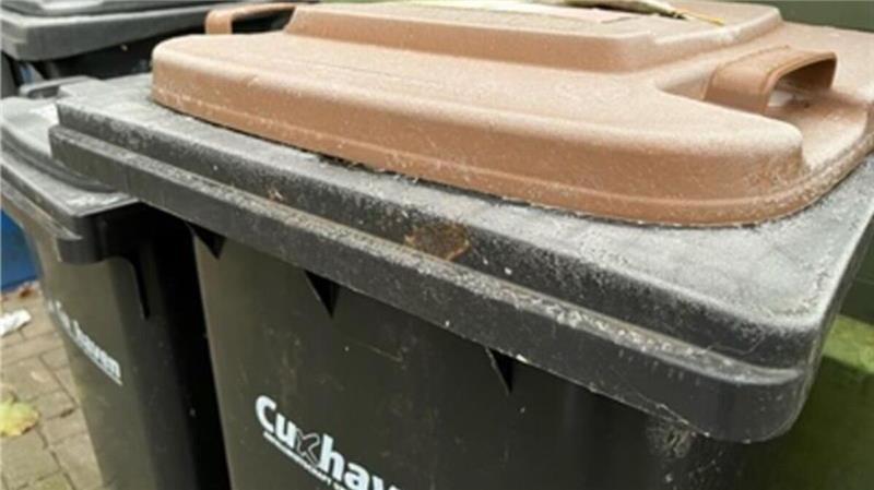 Um zu verhindern, dass der Deckel der Mülltonne festfriert, wird empfohlen, ein Stück Pappe oder ein kleines Holzstück zwischen Deckel und Abfallbehälter zu klemmen. Foto: Stadt Cuxhaven