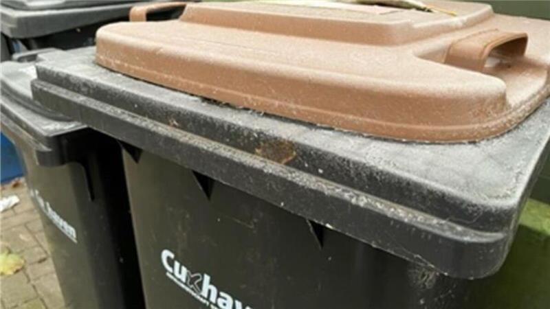 Landkreis warnt: Wann jetzt bei Frost die Mülltonne nicht entleert wird Um zu verhindern, dass der Deckel der Mülltonne festfriert, wird empfohlen, ein Stück Pappe oder ein kleines Holzstück zwischen Deckel und Abfallbehälter zu klemmen.