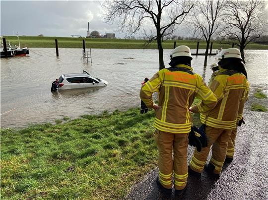 Um zu vermeiden, dass Autos im Hochwasser versinken, wird die Zufahrt zu Stadersand zeitweise gesperrt. Foto: Archiv