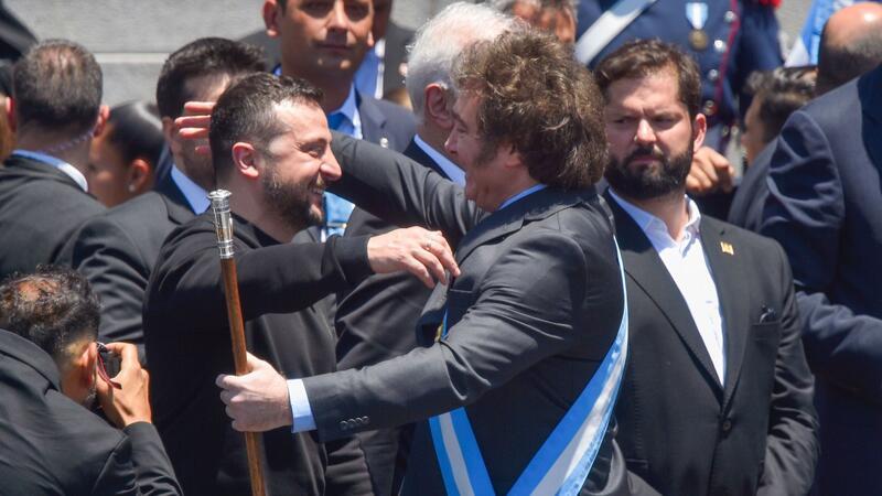 Ultraliberaler Milei als Präsident Argentiniens vereidigt Umarmung in Buenos Aires: Wolodymyr Selenskyj (l) und Javier Milei.