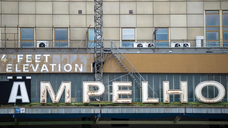 Berliner Band Die Ärzte macht alten Flughafen zu DÄmpelhof Umbenannter Flughafen