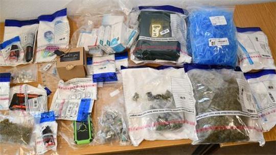 Umfangreicher Fund: Die Polizei stelle diverse Betäubungsmitteln und Zubehör für den Verkauf von Drogen sicher.