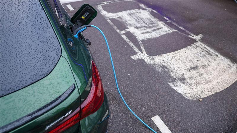 Umfrage: Einige Deutsche haben von neuer E-Auto-Prämie bisher nicht gehört. (Symbolbild)