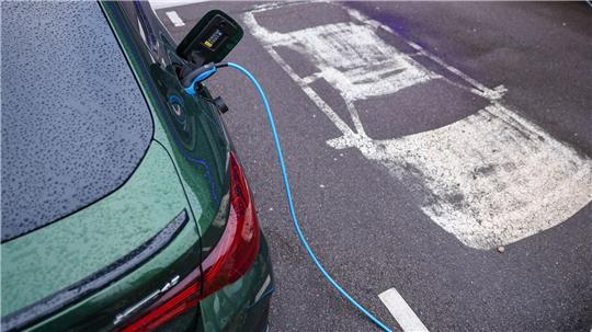 Umfrage: Einige Deutsche haben von neuer E-Auto-Prämie bisher nicht gehört. (Symbolbild)