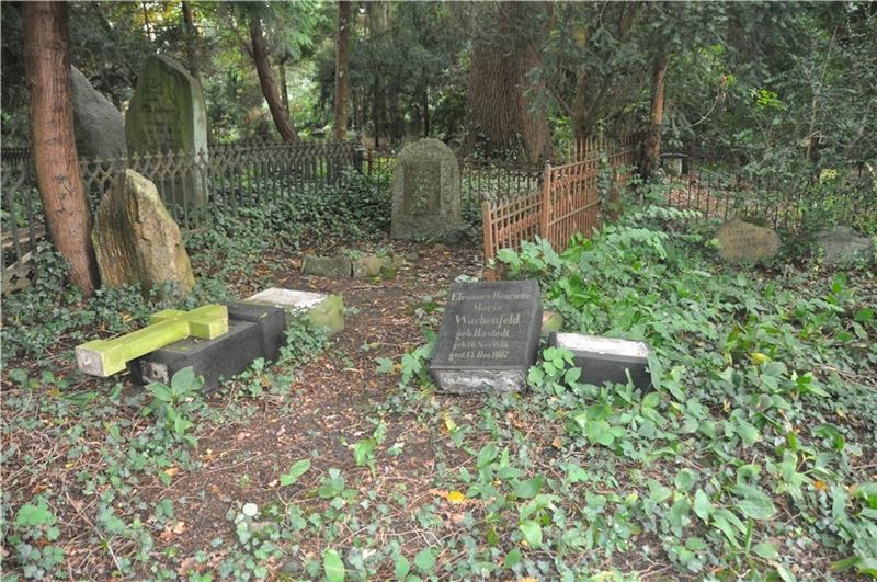 Umgefallene Grabsteine auf dem historischen Friedhof an der Stader Straße in Buxtehude. Der Friedhof ruht seit 50 Jahren. Fotos: Felsch