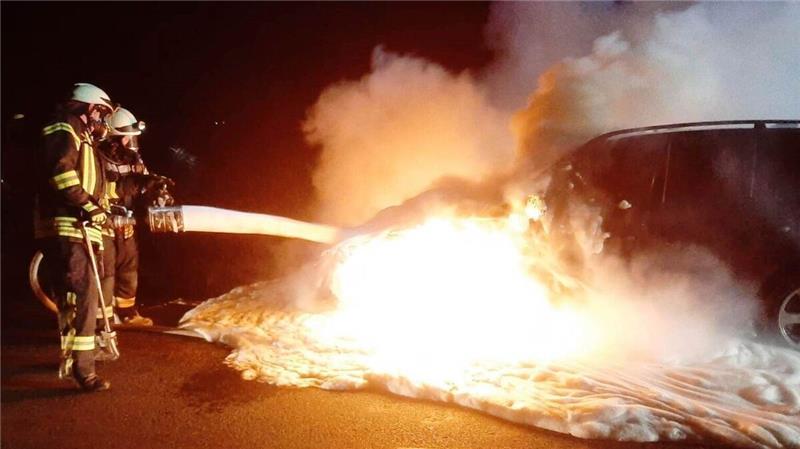 Umgehend begann ein Trupp unter schwerem Atemschutz mit einem Schaumrohr die Löscharbeiten. Foto: Lange