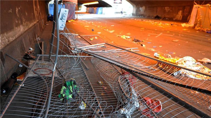 Duisburg sucht neuen Umgang mit der Loveparade-Katastrophe Umgestürzte Absperrgitter liegen nach dem Loveparade-Unglück in der Unterführung, in der sich das tödliche Gedränge ereignete. (Archivbild)