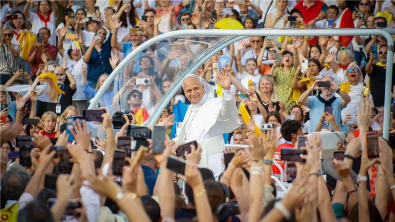 Umjubelt: Papst Leo XIV. kommt zu einer Gebetsvigil im Olympiastadion Lluis Companys in Barcelona.