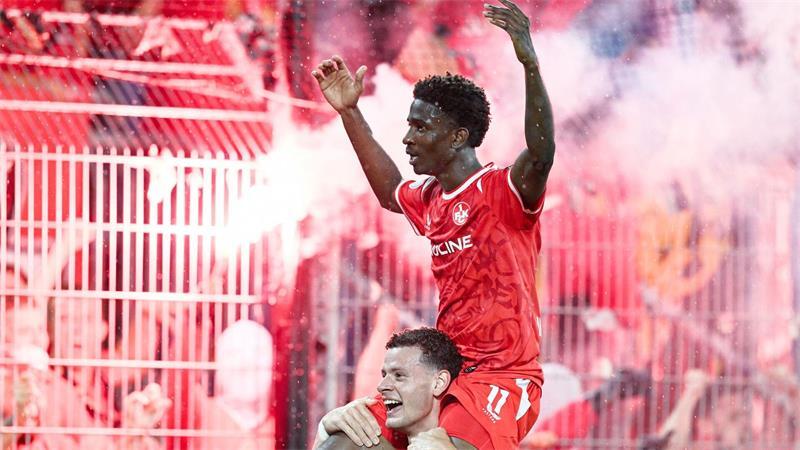 Verletzte und Festnahmen: Die ganze Bilanz der Derby-Randale Umjubelter Siegtorschütze: Ibrahim Kanaté.